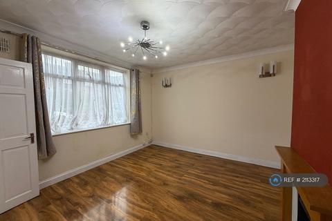 3 bedroom semi-detached house to rent, Chippenham Road, Romford, RM3