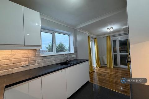 3 bedroom semi-detached house to rent, Chippenham Road, Romford, RM3