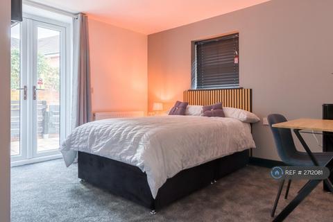 1 bedroom in a house share to rent, Oldham Road, Rochdale, OL11