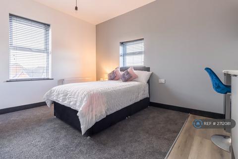 1 bedroom in a house share to rent, Oldham Road, Rochdale, OL11