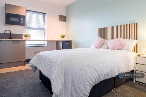 1 bedroom in a house share to rent, Oldham Road, Rochdale, OL11