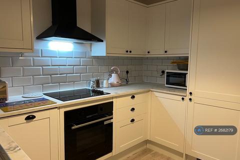 4 bedroom semi-detached house to rent, Terminus Road, Littlehampton, BN17