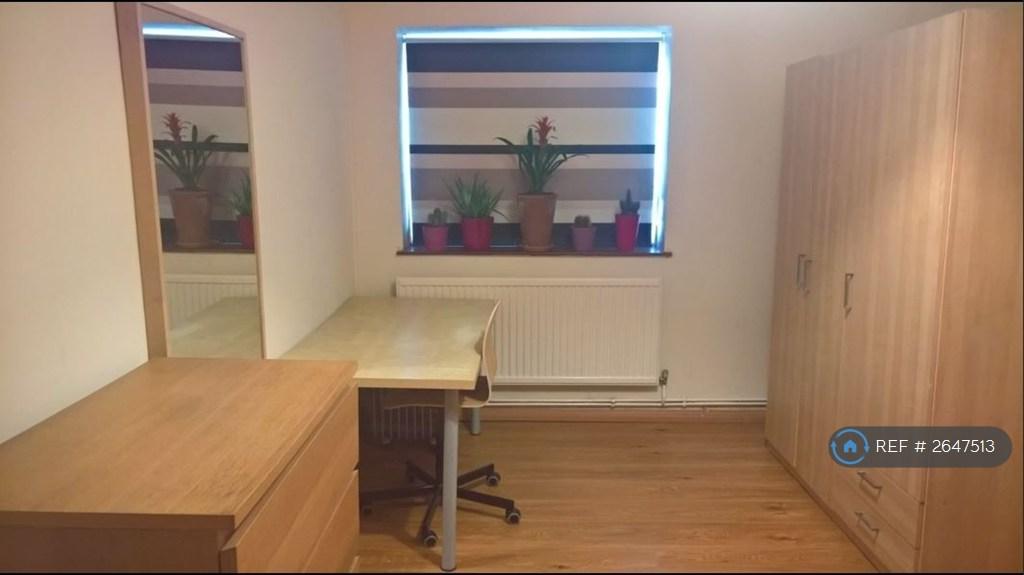 Large Desk Big Wardrop And Mirrior