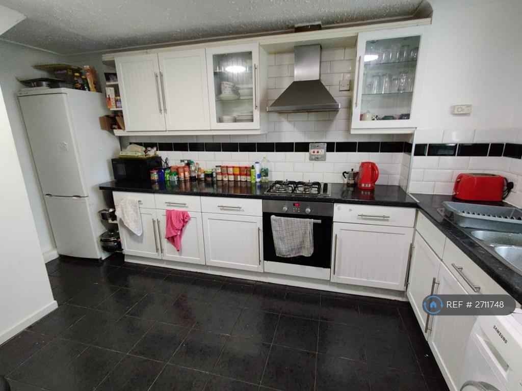 Kitchen (Picture 2)