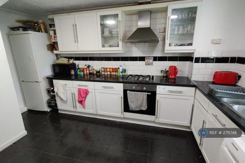 4 bedroom flat to rent, Howcroft House, London, E3