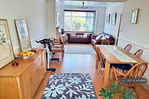 4 bedroom terraced house to rent, Princes Road, Romford, RM1