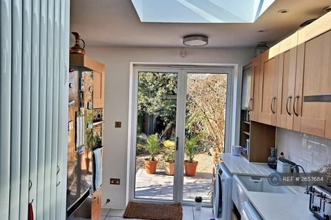 4 bedroom terraced house to rent, Princes Road, Romford, RM1