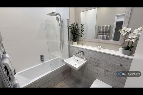 3 bedroom maisonette to rent, Sunbury Lane Battersea, London, SW11