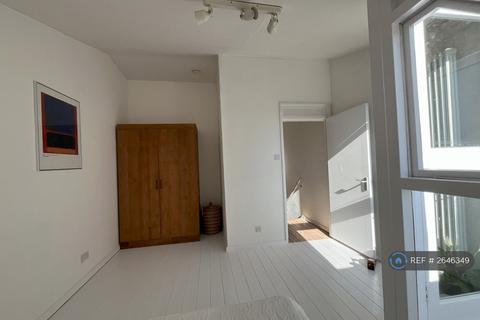 3 bedroom maisonette to rent, Sunbury Lane Battersea, London, SW11