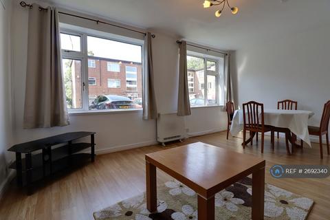 2 bedroom flat to rent, Fairfield Court, Manchester, M14