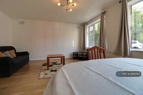 2 bedroom flat to rent, Fairfield Court, Manchester, M14
