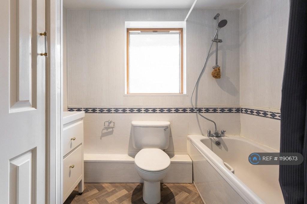Smalloer Bedroom  - Larger 3 Piece Bathroom