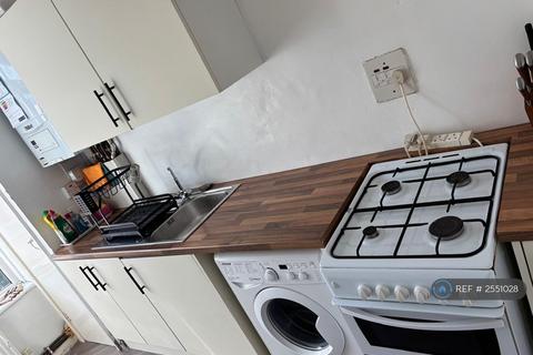 1 bedroom in a flat share to rent, York Road, London, SW11