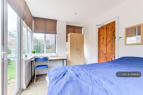 1 bedroom in a house share to rent, The Upper Drive, Hove, BN3