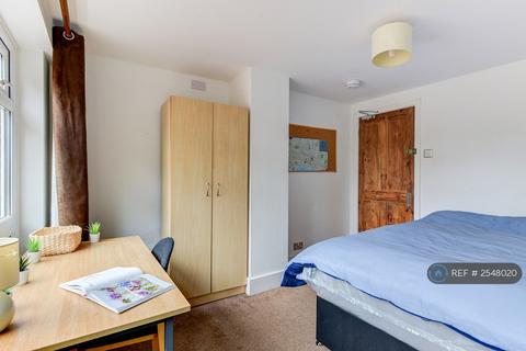 1 bedroom in a house share to rent, The Upper Drive, Hove, BN3