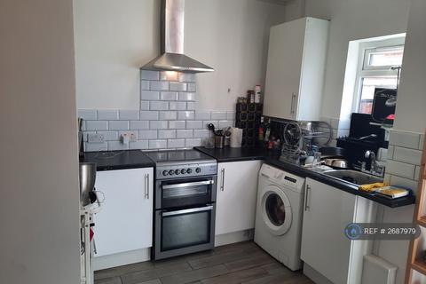 3 bedroom terraced house to rent, South Grove, Manchester, M13