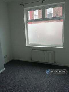 3 bedroom terraced house to rent, South Grove, Manchester, M13