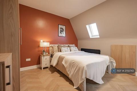 1 bedroom in a flat share to rent, Station Parade, Northolt, UB5