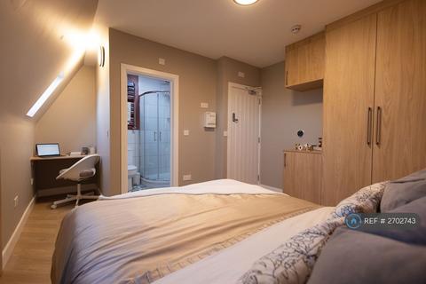 1 bedroom in a flat share to rent, Station Parade, Northolt, UB5