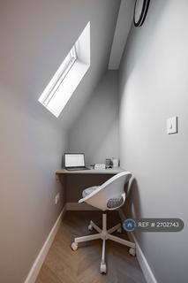 1 bedroom in a flat share to rent, Station Parade, Northolt, UB5