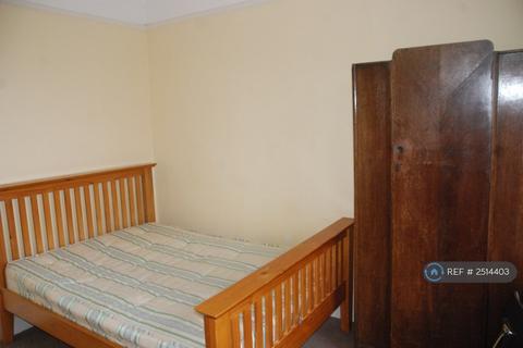 1 bedroom in a flat share to rent, Bryanstone Road, Bournemouth, BH3
