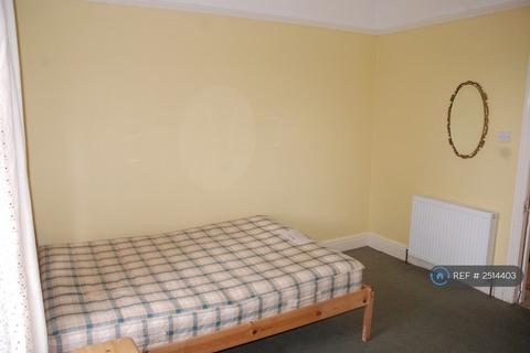 1 bedroom in a flat share to rent, Bryanstone Road, Bournemouth, BH3