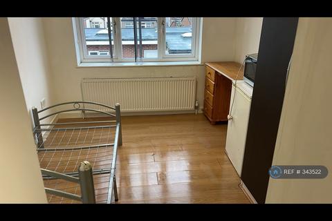 undefined, Greenland Crescent, Southall, UB2