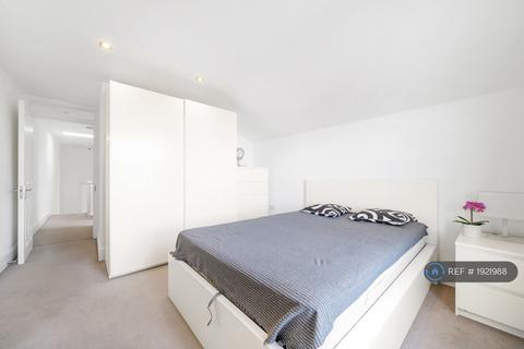 1 bedroom in a house share to rent, Amott Road, London, SE15