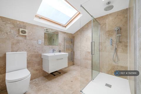 1 bedroom in a house share to rent, Amott Road, London, SE15
