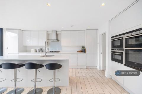1 bedroom in a house share to rent, Amott Road, London, SE15