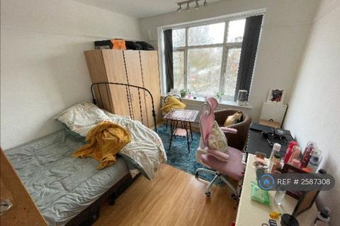 2 bedroom flat to rent, North Gates, London, N12