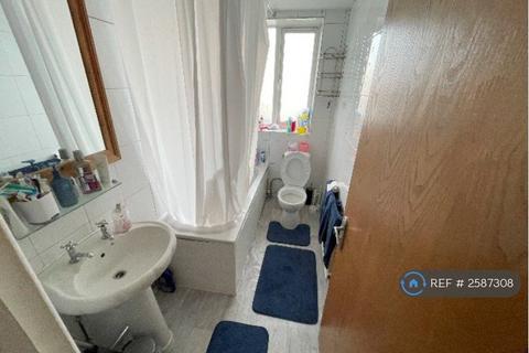 2 bedroom flat to rent, North Gates, London, N12