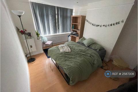 2 bedroom flat to rent, North Gates, London, N12
