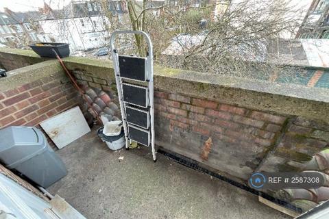 2 bedroom flat to rent, North Gates, London, N12