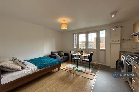 Studio to rent, Mount View Road, London, N4