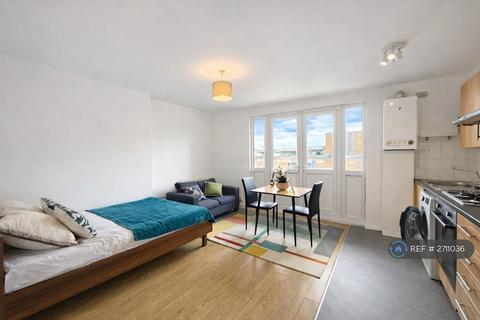 Studio to rent, Mount View Road, London, N4