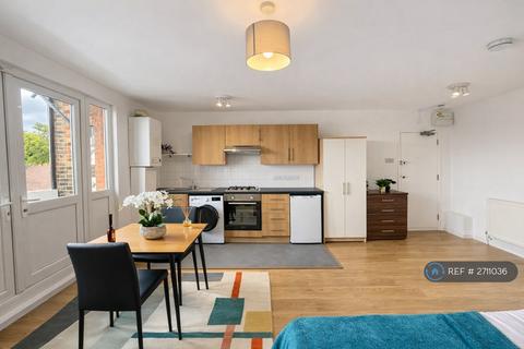 Studio to rent, Mount View Road, London, N4
