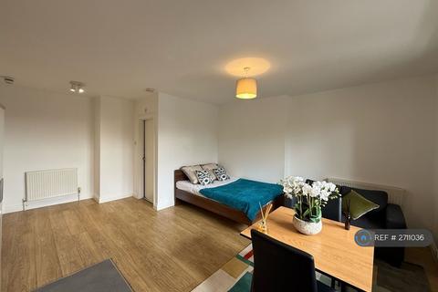 Studio to rent, Mount View Road, London, N4