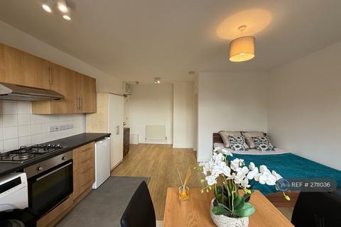 Studio to rent, Mount View Road, London, N4