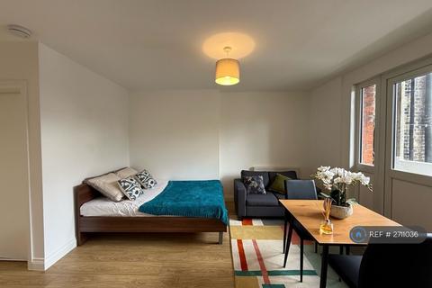 Studio to rent, Mount View Road, London, N4