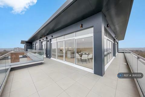 3 bedroom penthouse to rent, Raffles House, London, NW4