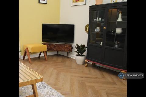 1 bedroom flat to rent, Braver Court, Teddington, TW11
