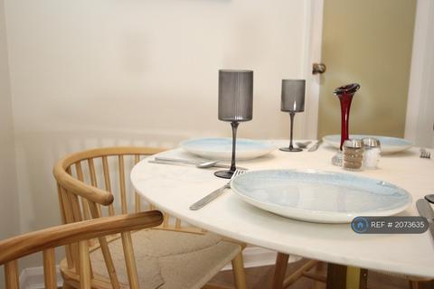 1 bedroom flat to rent, Braver Court, Teddington, TW11