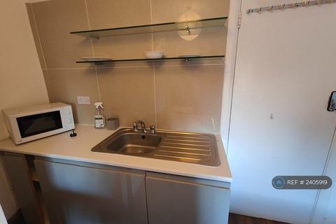 1 bedroom in a house share to rent, Hackney Road, London, E2