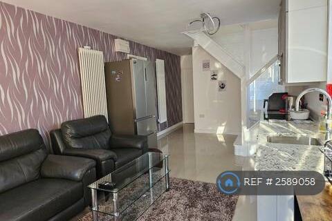 3 bedroom semi-detached house to rent, Christchurch Close, Birmingham, B15
