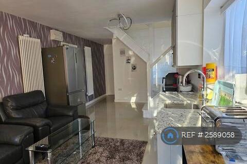 3 bedroom semi-detached house to rent, Christchurch Close, Birmingham, B15