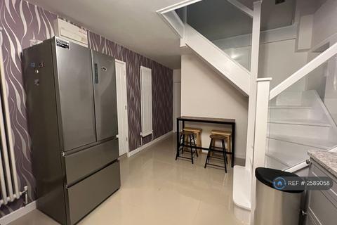 3 bedroom semi-detached house to rent, Christchurch Close, Birmingham, B15