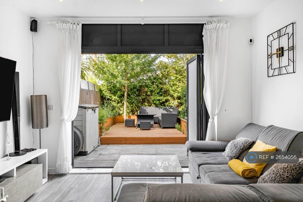 Living Room / Garden