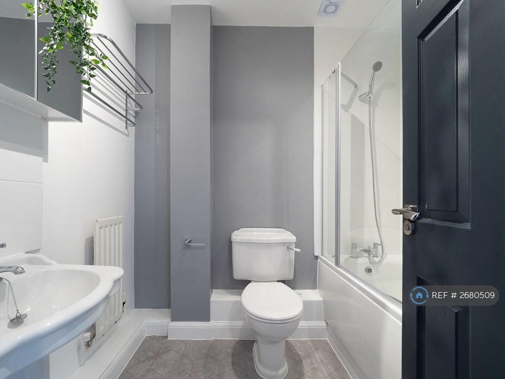 Shared Bathroom For Bedroom 3 And 4