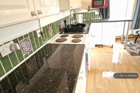 1 bedroom in a flat share to rent, Gerald Road, Salford, M6